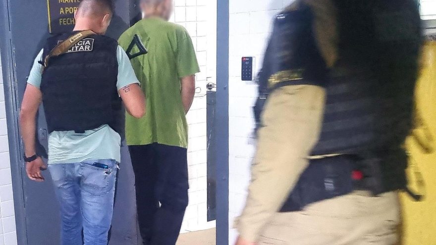 Jovem é detido pela Polícia Militar com moto furtada e placa adulterada em Céu Azul