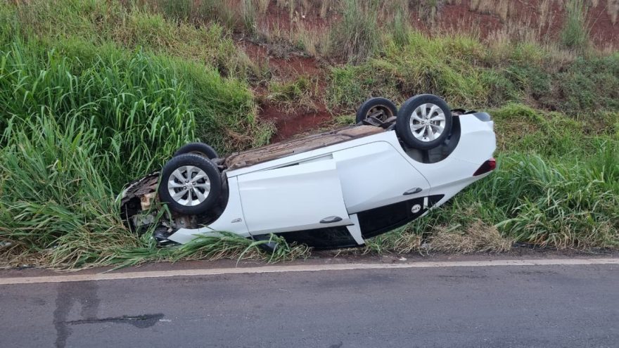 Após bater em barranco na BR-163 carro para com as rodas para cima