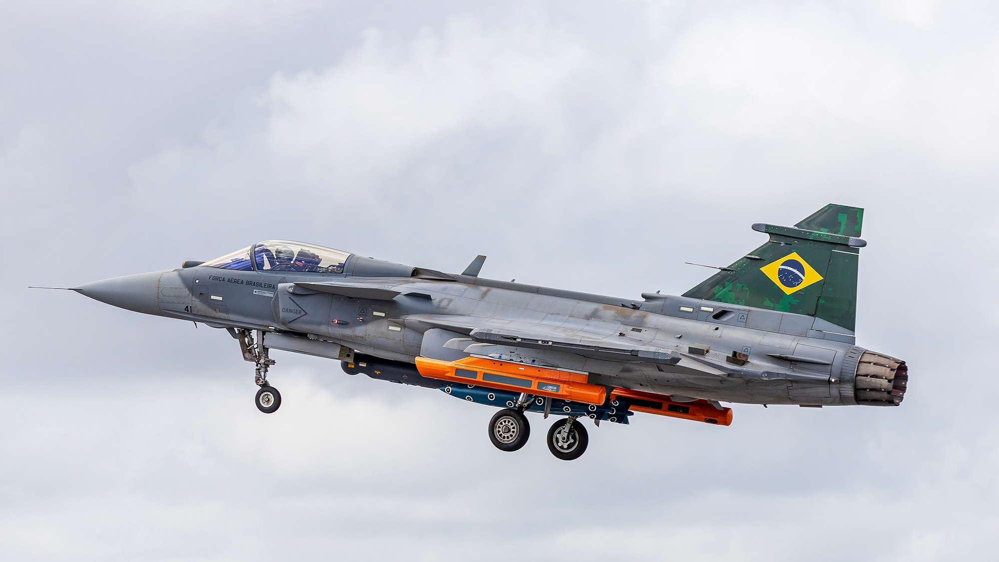 FAB e Saab concluem testes de lançamento de bombas com o F-39 Gripen