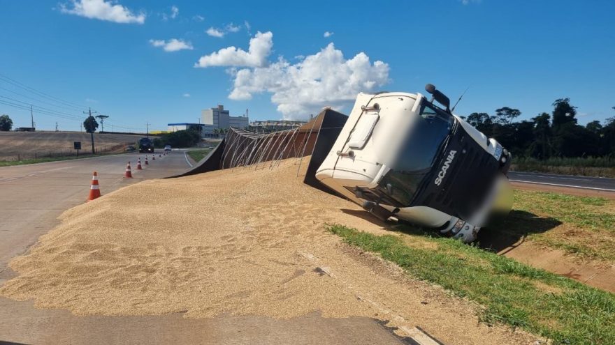 Carreta carregada com grãos tomba na BR-163 em Santa Maria