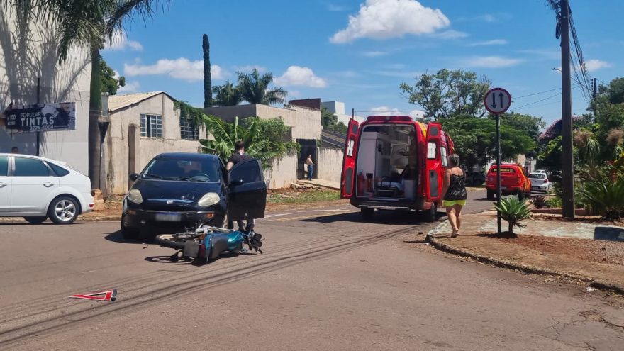 Acidente entre carro e moto deixa jovem ferido em Cascavel