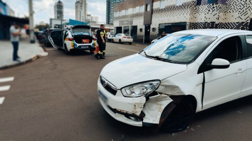 Siena e Uno se envolvem em acidente de trânsito na Rua Paraná