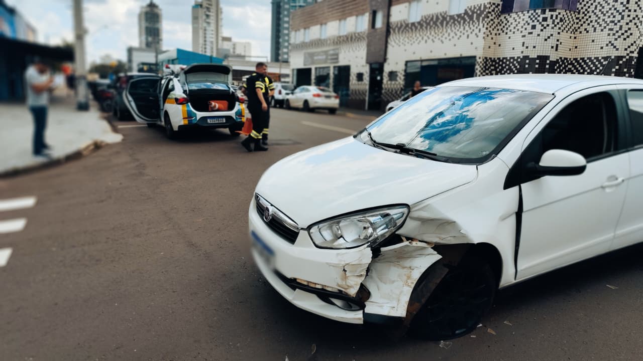 Siena e Uno se envolvem em acidente de trânsito na Rua Paraná