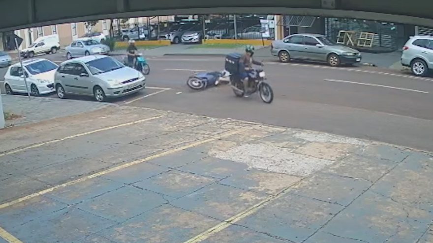 Acidente entre duas motocicletas é registrado na Rua Cuiabá, em Cascavel