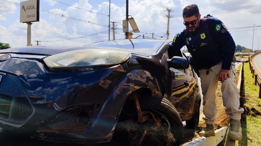 Motorista abandona automóvel após bater contra mureta na BR-277