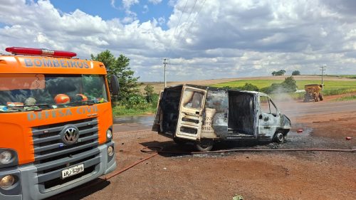 Van fica destruída após incêndio na BR-369