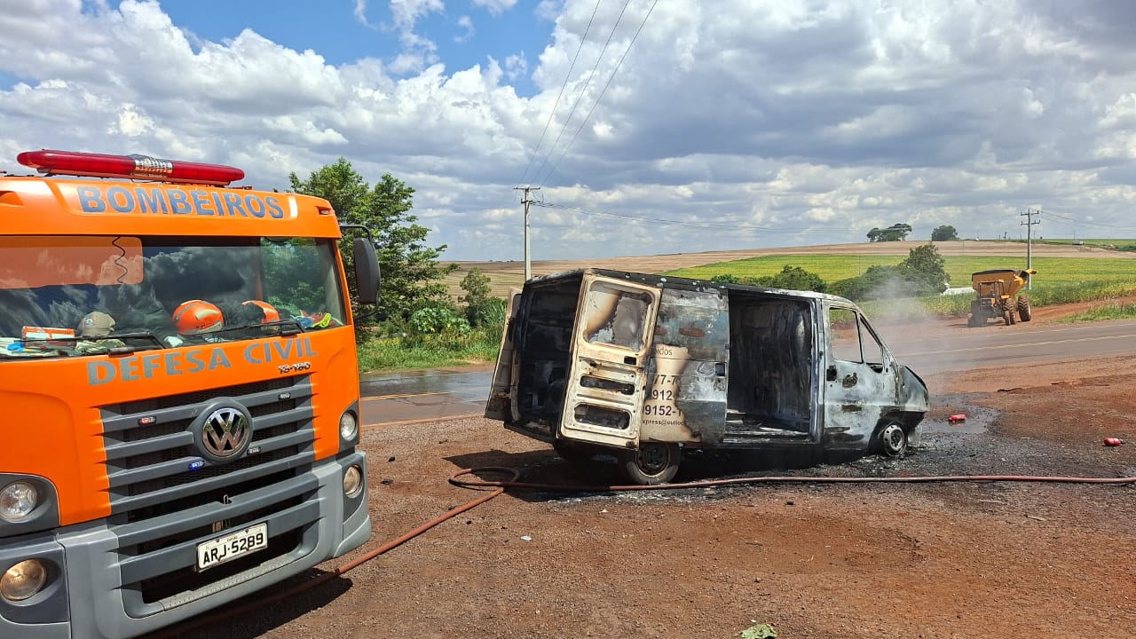 Van fica destruída após incêndio na BR-369