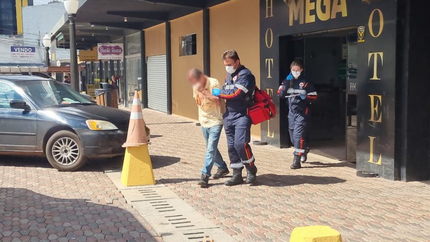 Homem de 61 anos é agredido ao descer de ônibus no Centro de Cascavel