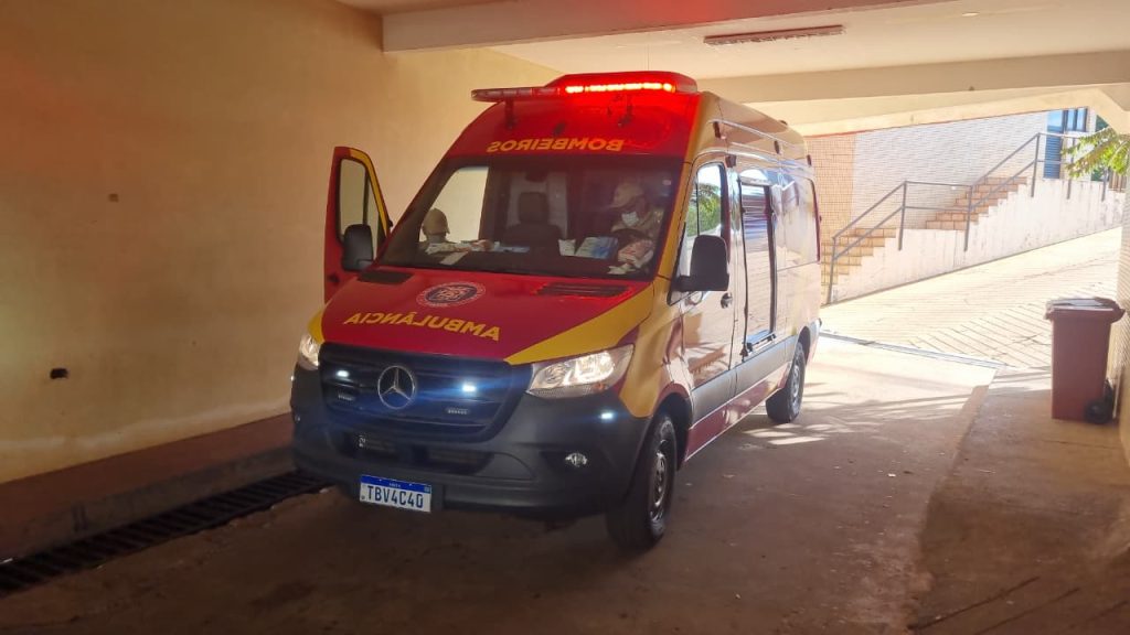 Colisão entre bicicletas elétricas deixa jovem ferido no centro de Cascavel