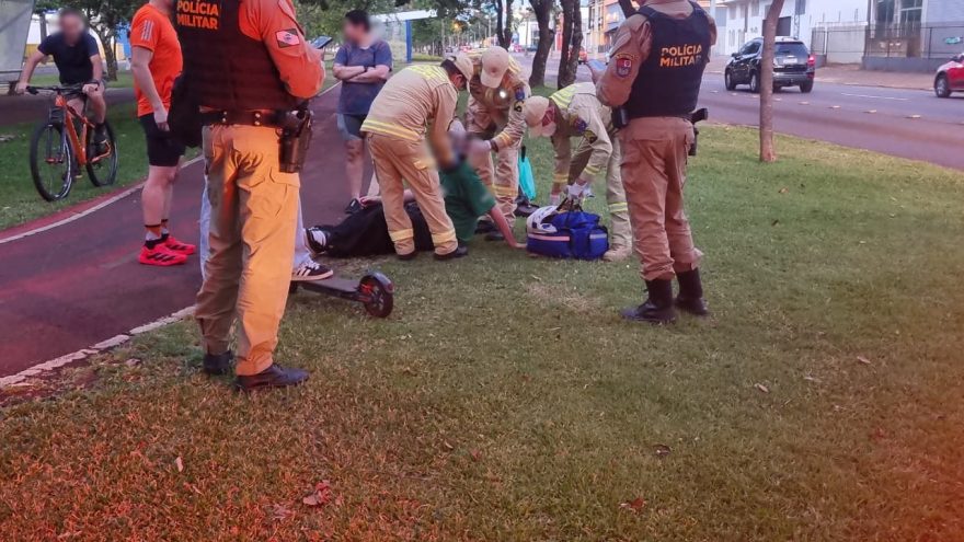 Jovem cai de patinete em ciclofaixa na Avenida Tancredo Neves e fica ferido