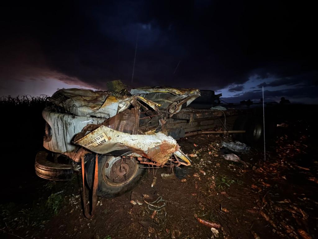 Caminhão carregado de mandioca tomba e cabine fica destruída, entre Terra Roxa e Nova Santa Rosa