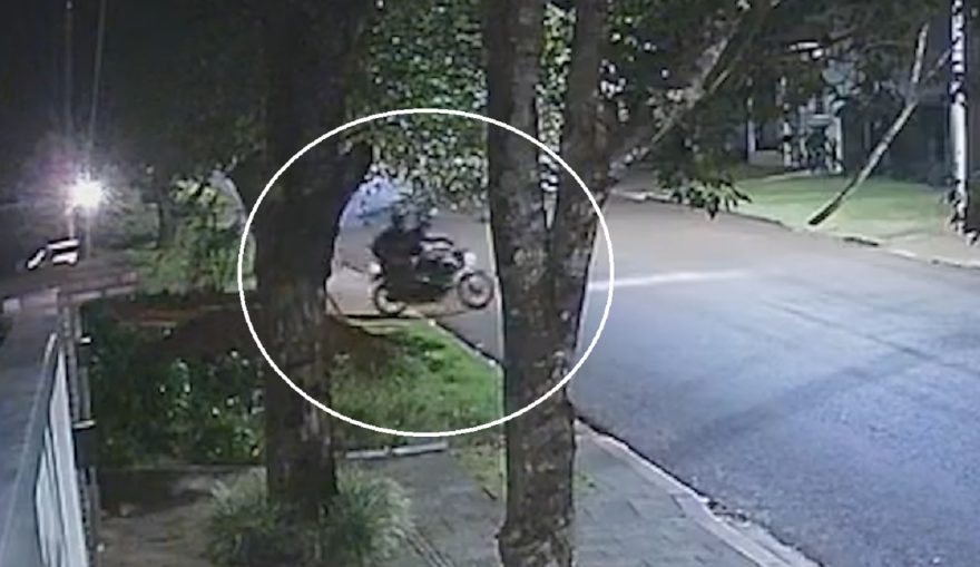 Motocicleta é furtada de residência no Centro; imagens de câmeras mostram ação dos suspeitos