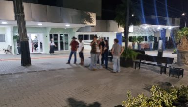 Imagem referente a Despedida emocionada: Família e amigos se reúnem no velório da pequena Yasmim