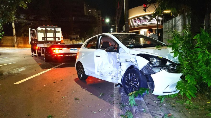 Forte colisão envolvendo Fiat Mobi e HB20 é registrado no Centro de Cascavel durante a madrugada