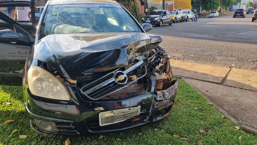 Acidente entre Vectra e Corsa é registrado no Jardim Alvorada, em Cascavel