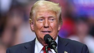 Trump diz que não viu parte racista do vídeo e não se desculpará