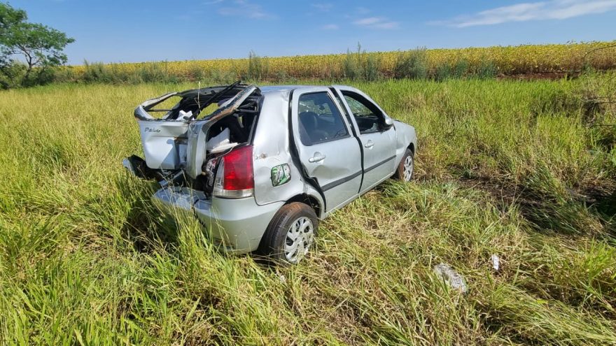 Capotamento após acidente com caminhão deixa vítima na BR-163, em Cascavel