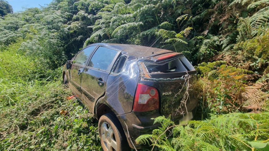 Polo capotado é localizado em área de mata na BR-369, em Cascavel