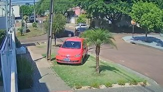 Câmera registra Classic furando preferencial e provocando acidente no Bairro Universitário