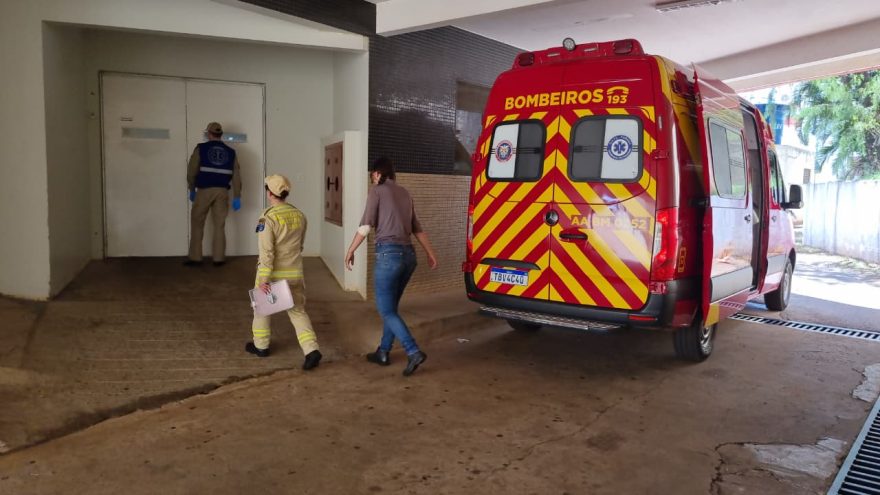Queda de moto deixa jovem ferida na marginal da BR-277, em Cascavel