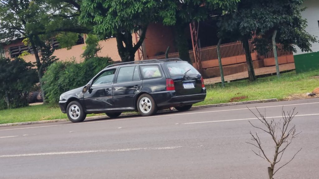 Carro se envolve em colisão com ambulância na Avenida Brasil