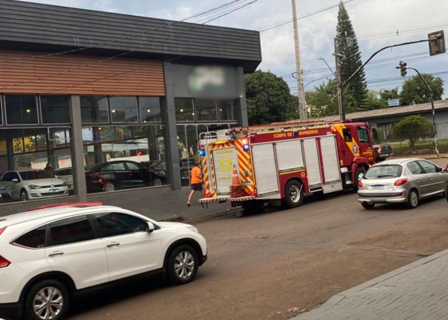 Bombeiros são acionados após carro pegar fogo em loja de veículos
