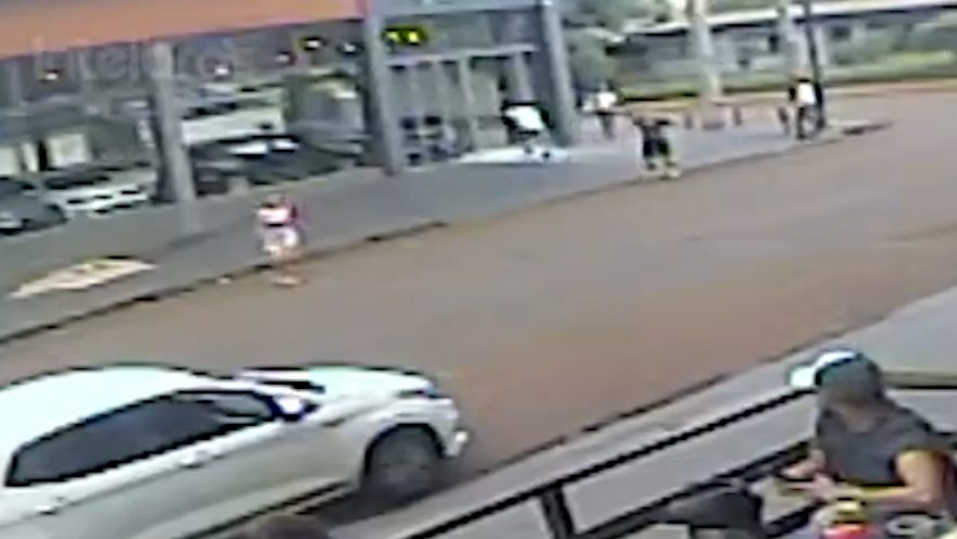 Vídeo mostra populares quebrando vidro de empresa para apagar incêndio em veículo