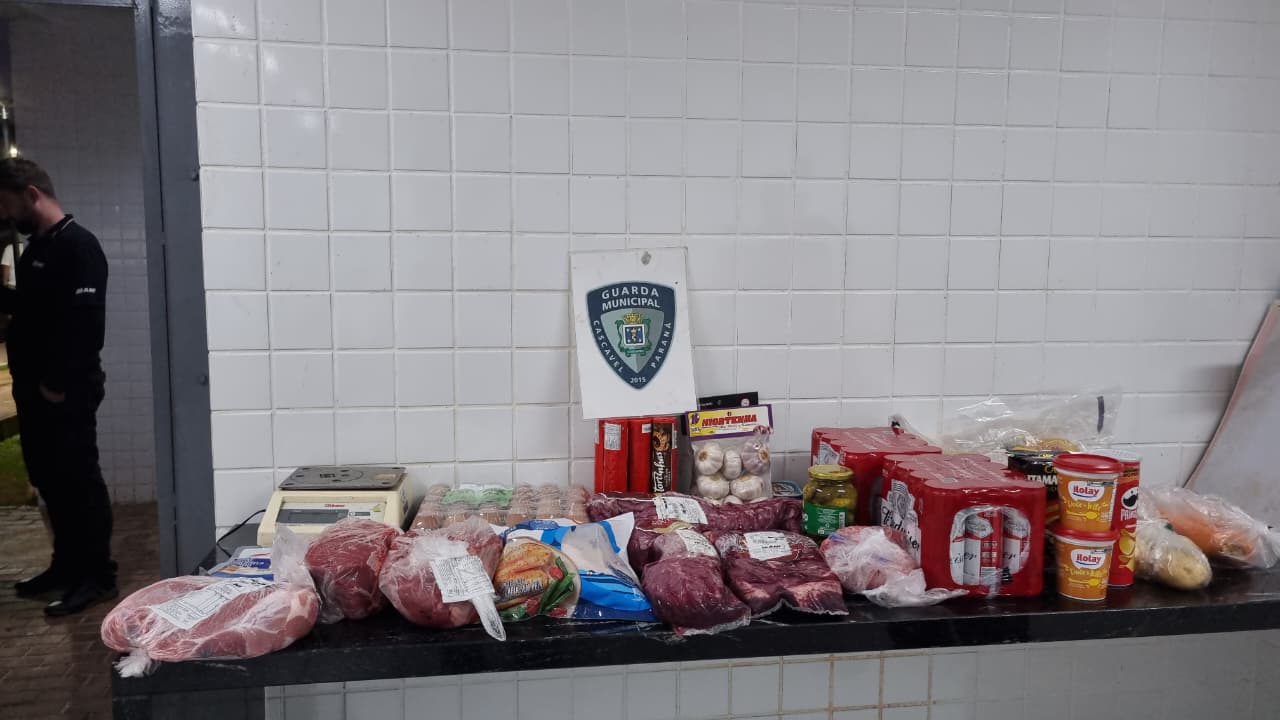 Dupla faz 'rancho' em supermercado, tenta sair sem pagar mas não consegue dar prejuízo de R$ 1.161,00 Dupla faz 'rancho' em supermercado, tenta sair sem pagar mas não consegue dar prejuízo de R$ 1.161,00