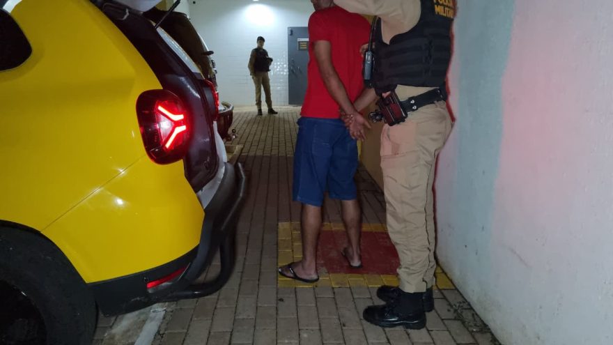 Homem arromba porta, agride companheira e é detido pela PM