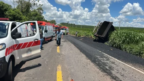 Caminhão tomba, carro voa e tragédia na BR-376 deixa dois mortos no Paraná Imagem referente a Caminhão tomba, carro voa e tragédia na BR-376 deixa dois mortos no Paraná
