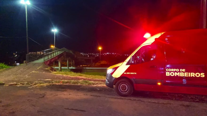 Adolescente é atendida pelo Corpo de Bombeiros em passarela da BR-467