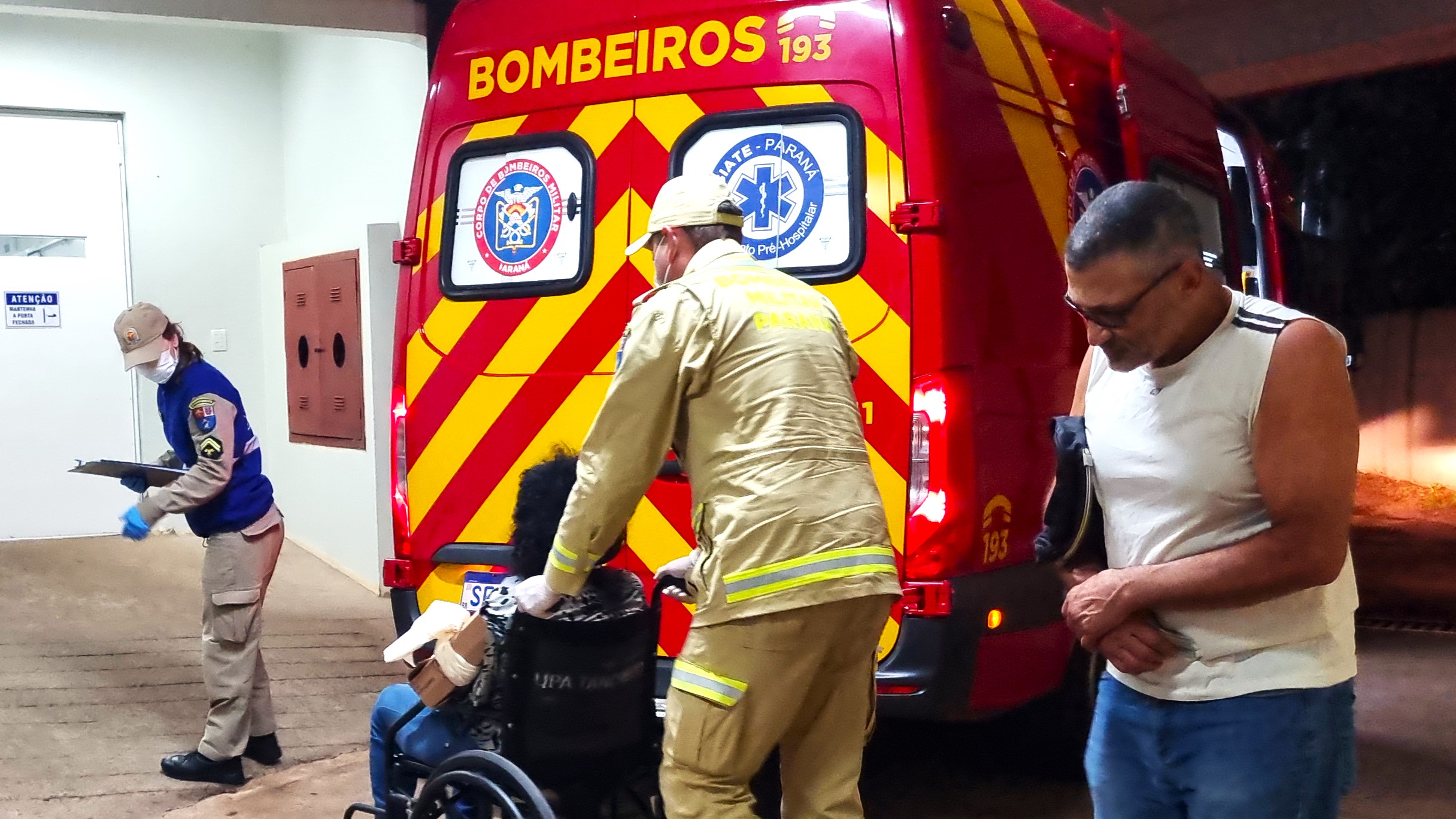 Mulher supostamente sofre queda e é levada à UPA Tancredo após buscar ajuda em Quartel dos Bombeiros