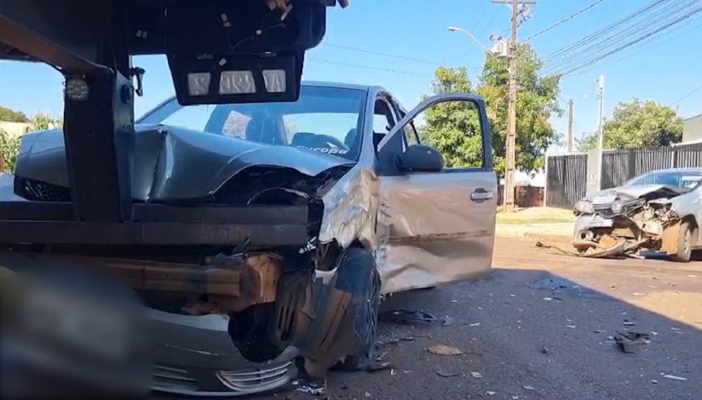 Casal a caminho do Show Rural fica ferido em acidente com dois carros e um caminhão