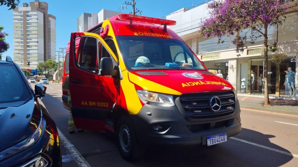 Idosa cai no Centro e é levada de ambulância para a UPA Tancredo