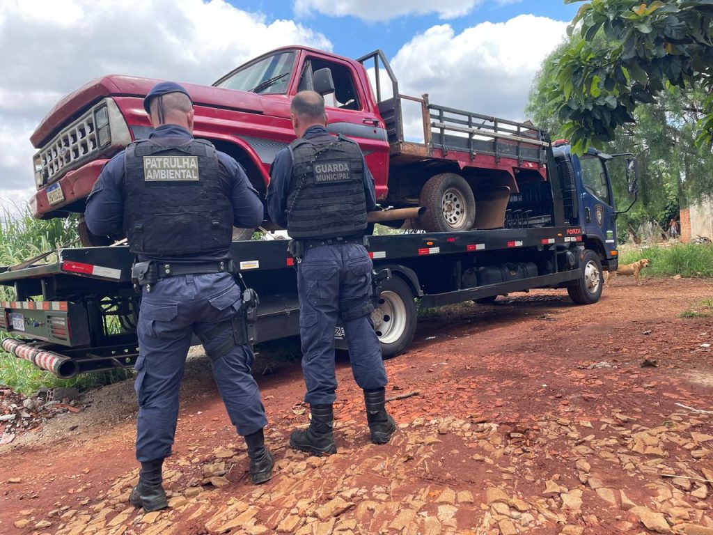 Caminhonete furtada no bairro Veneza é recuperada em área de mata em Cascavel