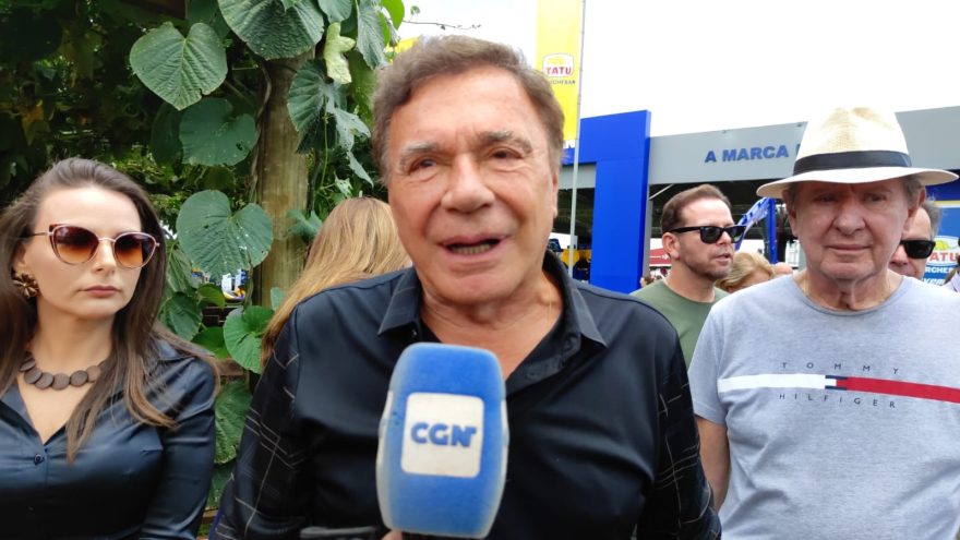 Show Rural: “Eu tenho muita vontade de falar, mas a vontade de ter paz é maior”, comenta Álvaro Dias sobre política