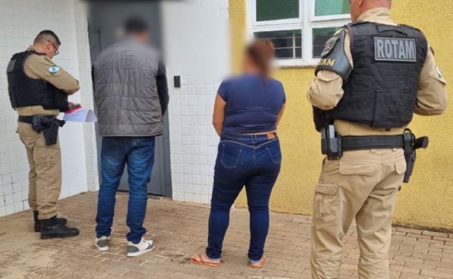 Homem e mulher contrabandistas são presos, ele tenta fugir, mas fica sem saída em área rural