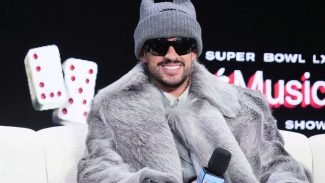 Bad Bunny, vencedor do Grammy e crítico de Trump, canta no Super Bowl