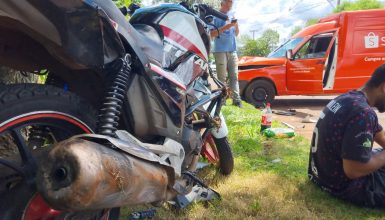 Imagem referente a Moto e carro de entregadores batem em cruzamento no Morumbi