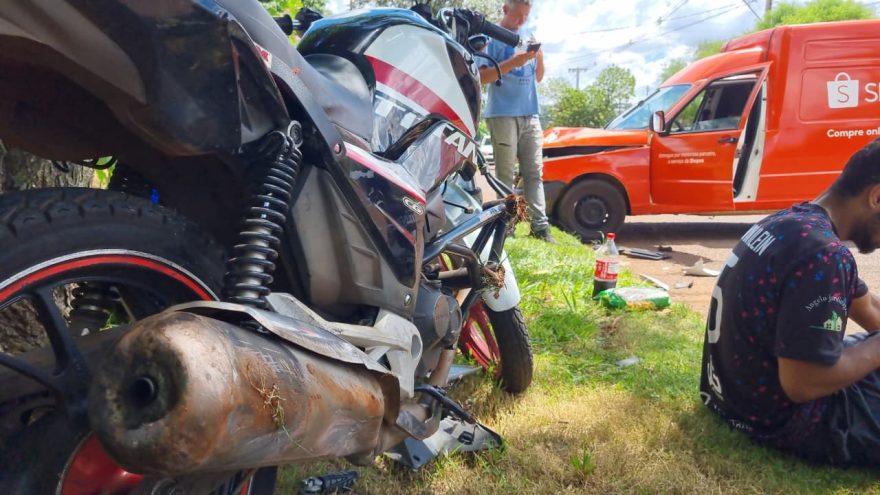 Moto e carro de entregadores batem em cruzamento no Morumbi