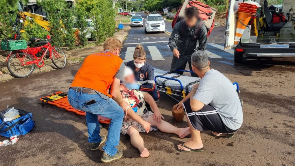 Mulher fere a cabeça ao cair de moto elétrica no Bairro Brasmadeira