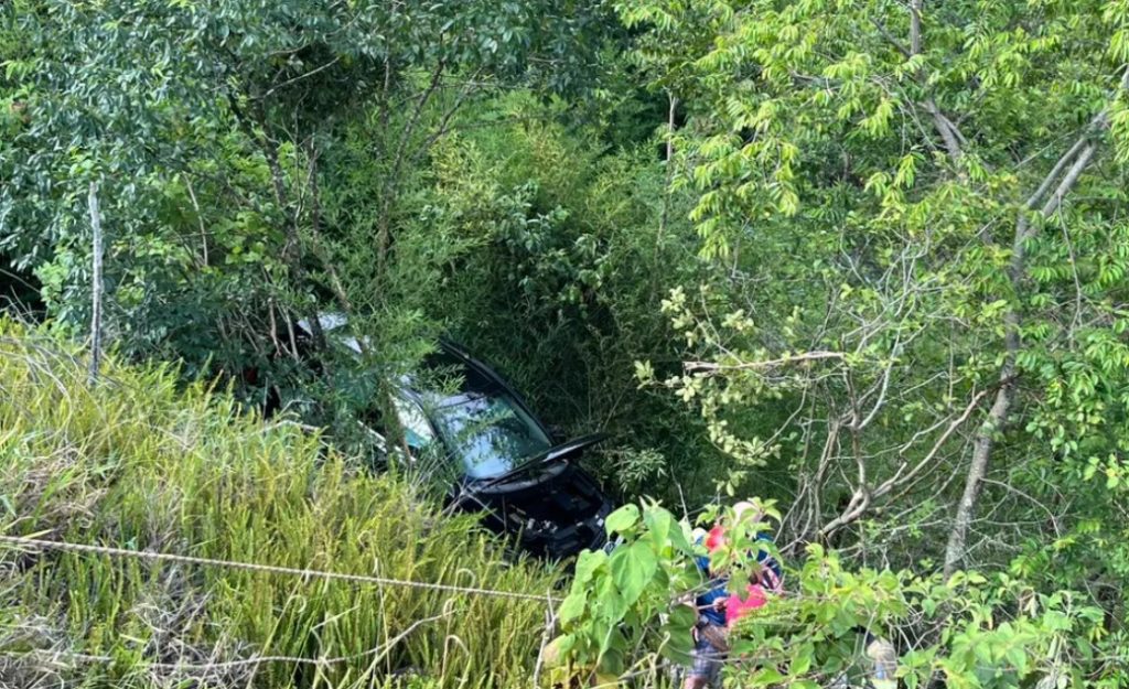 Carro com dois ocupantes cai em ribanceira na Rodovia do Milho, em Apucarana