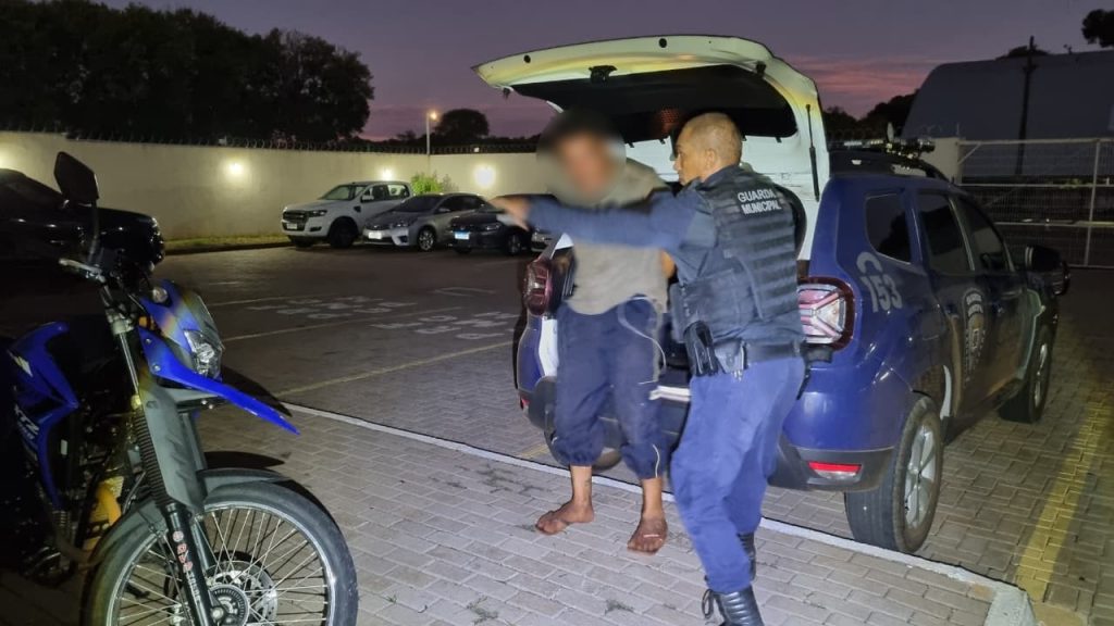 Homem é detido suspeito de furtar porta e transportá-la de ônibus do Centro ao Melissa