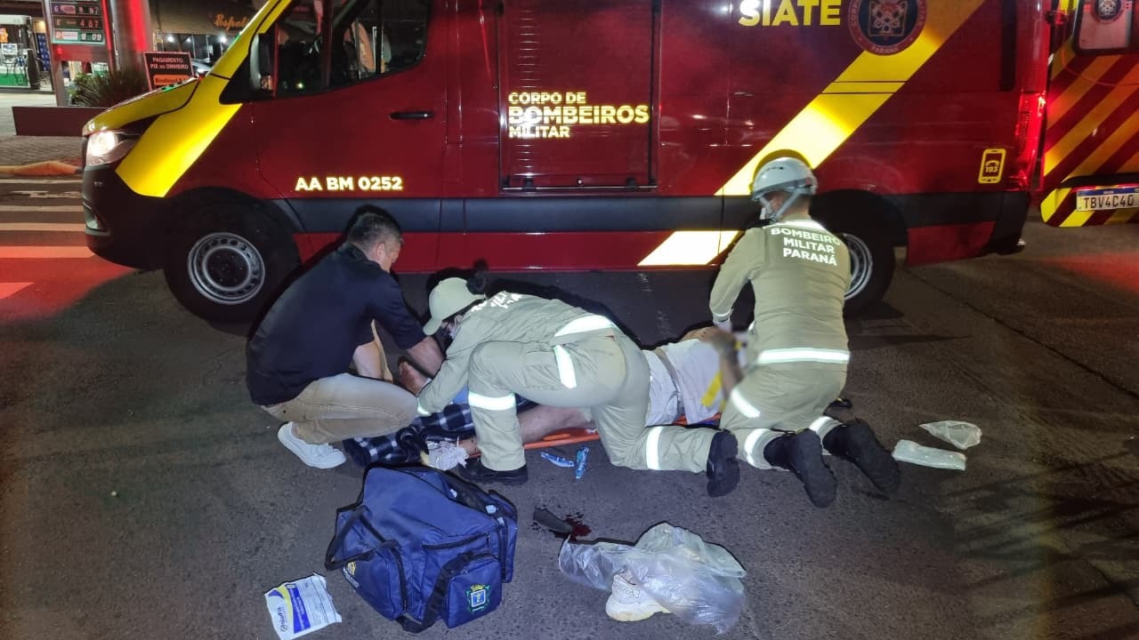 Motociclista quebra a perna em acidente de trânsito na Rua Paraná, no Centro Motociclista quebra a perna em acidente de trânsito na Rua Paraná, no Centro