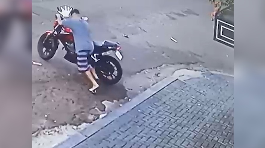 Câmera flagra furto de CB Twister no Cancelli; Moto foi localizada abandonada horas depois