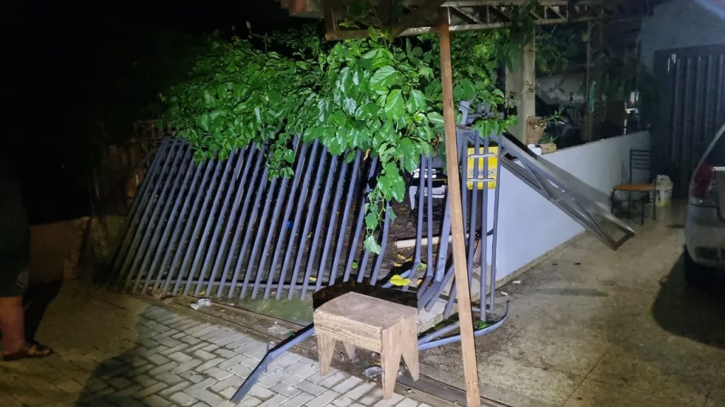 Caminhonete destrói portão de residência no Brasília, foge e deixa prejuízo para moradora