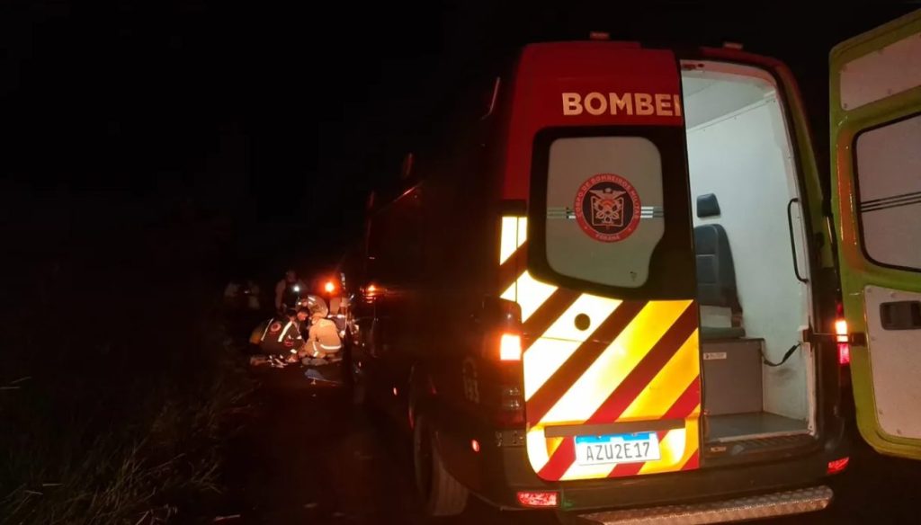 Acidente entre carro e moto causa uma morte em rodovia no Paraná