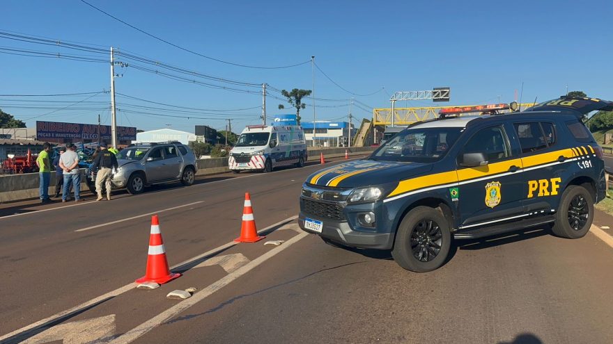 Colisão traseira entre caminhão e Renault Duster é registrada na BR-277, em Cascavel