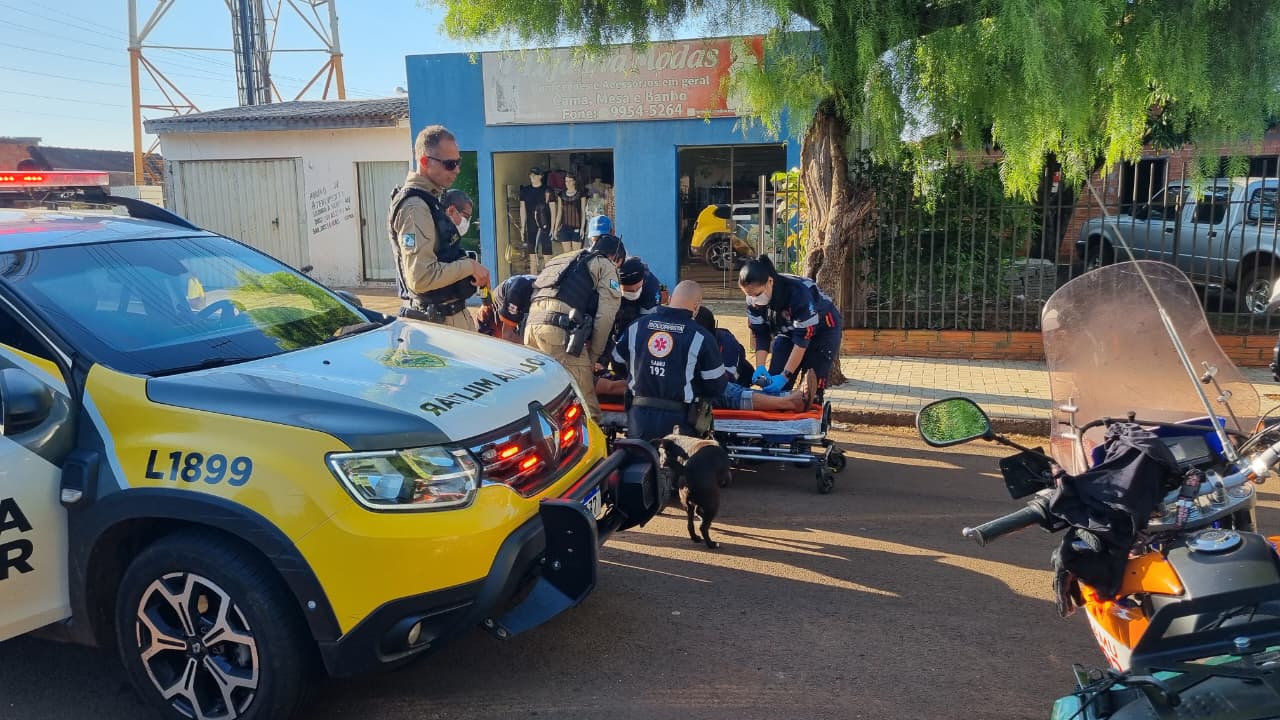Homem bêbado armado com faca ameaça pessoas e tenta se matar no bairro Brasmadeira, em Cascavel Homem bêbado armado com faca ameaça pessoas e tenta se matar no bairro Brasmadeira, em Cascavel