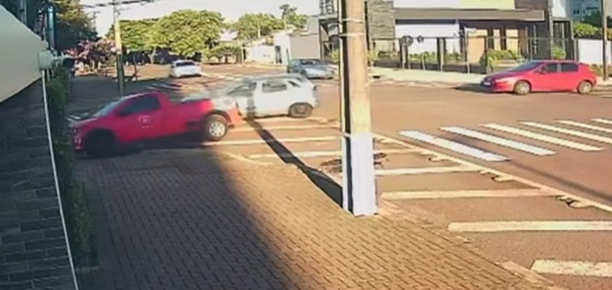 Câmera flagra colisão entre Saveiro e Corsa na Rua Marechal Rondon com Maranhão